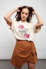 Minifalda marrón con diseño cruzado y lazo lateral.