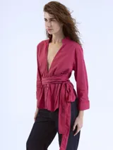 Camisa a rayas verticales color lila, celeste y rosa, con cuello mao, corte cruzado y lazo lateral.