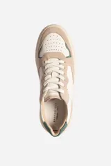 Zapatillas urbanas de cuero color blanco y beige con detalles en azul marino.