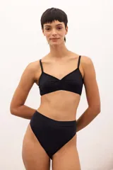 Soutien color piel de lycra sustentable ECO Lycra CO₂®, con copa soft sin aro, soporte amplio y adaptable.