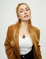 Collar largo con cadena dorada de eslabones rectangulares y dije de cristal facetado color gris oscuro con engarce dorado.