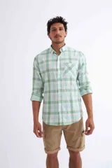 Camisa de manga larga confeccionada en 100% algodón, con diseño de cuadros y bolsillo en el pecho.