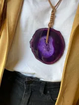 Collar con dije de ágata azul y blanca, con cordón de cuero marrón ajustable.