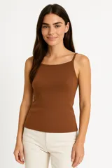 Musculosa marrón de viscosa con cuello recto y corte ajustado. Tejido de punto acanalado.