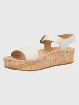 Sandalias con plataforma de corcho y tiras de cuero color plateado.