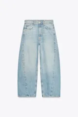 Pantalón de jean celeste claro, de tiro medio, corte amplio tipo baggy balloon, con cinco bolsillos y costuras torcidas.