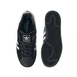 Zapatillas Adidas Superstar II color negro charol con las tres tiras laterales blancas y contrafuerte blanco.