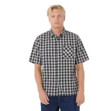Camisa de manga corta con cuello camisero y botones frontales. Presenta un estampado de cuadros (plaid) en blanco y negro. Posee un bolsillo de parche en el pecho izquierdo con un pequeño logo bordado en blanco.