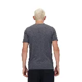 Remera gris jaspeado de New Balance, corte clásico, cuello redondo y logo estampado en el pecho.