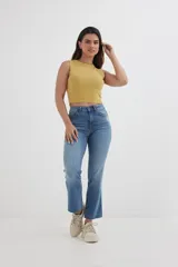 Musculosa tejida color celeste, de corte ajustado y cuello redondo.