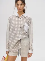 Short boxy de viscosa con estampado de flores, pretina combinada y cordón ajustable. Diseñado en Uruguay.