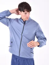 Campera azul con cuello mao y cierre frontal.