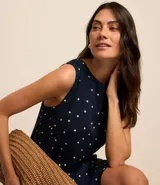 Vestido corto sin mangas, confeccionado en viscosa azul marino con estampado de lunares blancos.