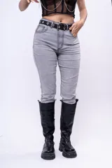 Pantalón de jean gris claro, de corte recto y tiro alto.