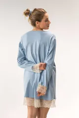 Camisón celeste de algodón con escote en V y detalles de puntilla en el escote, mangas y ruedo.