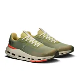 Championes urbanos On Running Cloudnova Form 2, color verde oliva con detalles en naranja y beige.