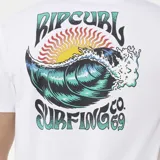 Remera negra de manga corta con cuello redondo y un pequeño estampado gráfico en el pecho izquierdo con el logo de Rip Curl y texto relacionado con el surf.