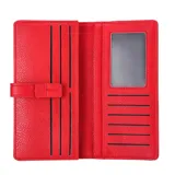 Monedero rojo de cuero sintético con textura granulada y cierre con presilla.