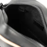 Cartera tipo baúl color negro, con detalles en beige y logo triangular con letras XL en el frente. Tiene doble asa corta, correa larga regulable y herrajes plateados. El compartimento principal tiene cierre y bolsillos internos.