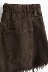 Short de denim color marrón oscuro, de tiro alto, con cinco bolsillos, calce holgado y bajo desflecado.