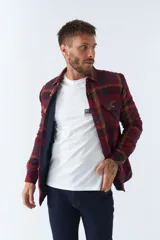 Sobrecamisa de viyela para hombre con interior capitoneado, fit regular, manga larga, cierre con botones, bolsillos y logo en grifa de cuero.