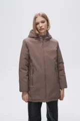Campera acolchada color marrón topo, con capucha y cierre frontal.