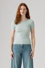 Remera ajustada de punto acanalado color celeste con rayas horizontales blancas y logo bordado en el pecho.