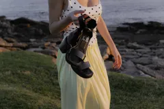 Sandalias negras de cuero con plataforma y hebilla.