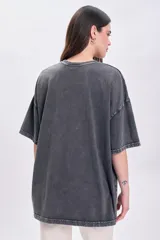 Remera gris oscuro con efecto gastado, corte oversize y estampado frontal con la frase 'No Fears' y la imagen de un tigre. Manga corta.