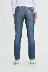 Pantalón de jean azul de corte slim fit, con tiro bajo y cinco bolsillos.