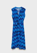 Vestido sin mangas de tejido fluido, en tonos azul con textura de patrones.