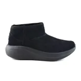 Botín negro de gamuza con forro de piel sintética, plantilla Skechers Air-Cooled Goga Mat y entresuela Max Cushioning con tecnología ULTRA GO. Tratamiento 3M Scotchgard para resistir agua y manchas.