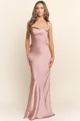 Vestido largo de fiesta color rosa viejo, de satén, con escote drapeado, espalda descubierta y corset ajustable con lazos.