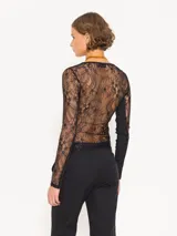 Remera de encaje negro translúcido, de corte ajustado, escote cuadrado y mangas largas.