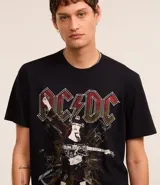 Remera negra de algodón con estampa de la banda de rock ACDC.