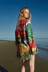 Camisa holgada estampada con motivos de mercado, corte clásico, cuello solapa y abotonada.