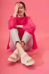 Sandalias de plataforma color beige con dos tiras anchas sobre el empeine y hebilla lateral.