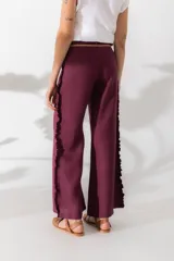 Pantalón marrón de lino con volados laterales y en la pretina, corte recto y detalles a contratono.