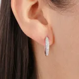 Aros argolla plateados con incrustaciones de strass.