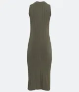 Vestido midi negro de punto acanalado, sin mangas y con cuello alto.