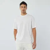 Remera blanca de algodón, corte estándar y cuello redondo.