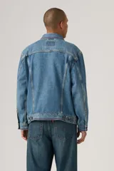 Campera de jean celeste de corte recto, con cuello clásico, cierre frontal con botones metálicos, bolsillos con solapa abotonada en el pecho y bolsillos laterales. Presenta bordado con el logo de la marca en el pecho.