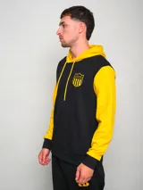 Hoodie negro con mangas amarillas y escudo bordado en el pecho.