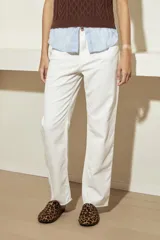 Jean recto color blanco con detalle desflecado en tobillos y cintura.