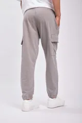 Pantalón cargo jogger gris oscuro, con detalles de bolsillos laterales y cintura elástica.