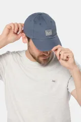 Gorra de béisbol azul marino confeccionada en lona de algodón, con visera curva y parche rectangular con logo en el frente.