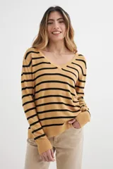 Sweater color beige con rayas horizontales negras y escote en V.