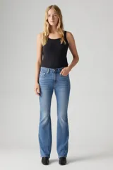 Pantalón de jean celeste de tiro alto, corte ajustado en la cadera y muslos, y acampanado desde la rodilla.