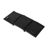 Billetera plegable de cuero negro Caterpillar con clip para billetes, tres ranuras para tarjetas y compartimento de malla. Cuenta con protección RFID.