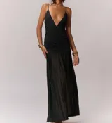 Vestido largo color verde oliva, con escote en V profundo, tirantes finos y fruncido en el corpiño. La falda es suelta y fluida.